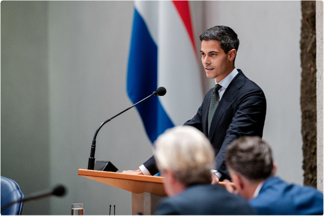 Rob Jetten (D66) s'exprimant lors du débat en plénière du Parlement néerlandais