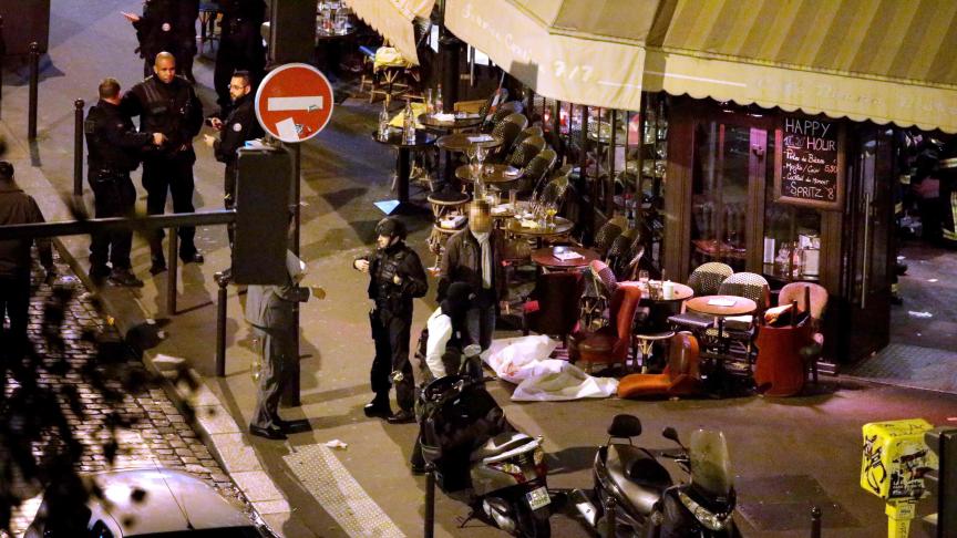 Les terroristes ont perdu la foi 13 novembre 2015, ici devant la brasserie À la bonne bière, dans le Xe arrondissement : Paris est attaqué par l’État islamique. Cent trente personnes y laisseront la vie. À partir d’aujourd’hui, vingt hommes doivent en répondre. © AFP