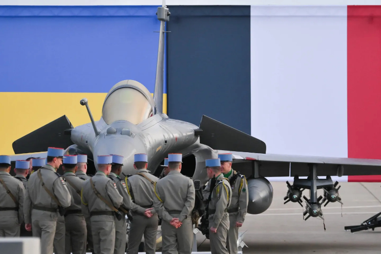 France – Ukraine : le contrat du siècle avec 100 Rafales Une centaine d'appareils Rafale pourrait être livrée à l'Ukraine d'ici 10 ans.