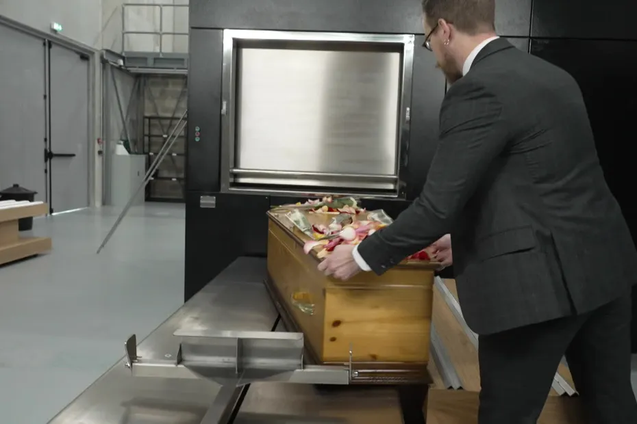 Le deuil : miroir d’une société en fragilité Un cercueil arrive devant l'appareil de crémation au Crématorium de Bayeux