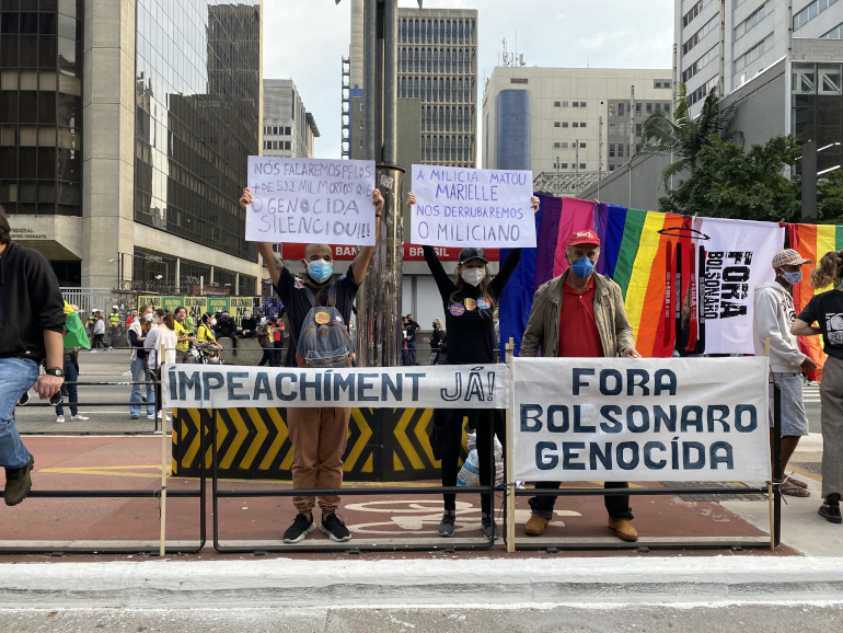manifestant à Sao Paulo contre la politique sanitaire de Bolsonaro