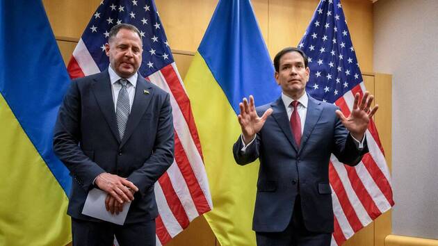 Le secrétaire d'État Marco Rubio (à droite) et le négociateur de Kiev, Andrii Iermak lors d'une conférence de presse dimanche 23 novembre à Genève