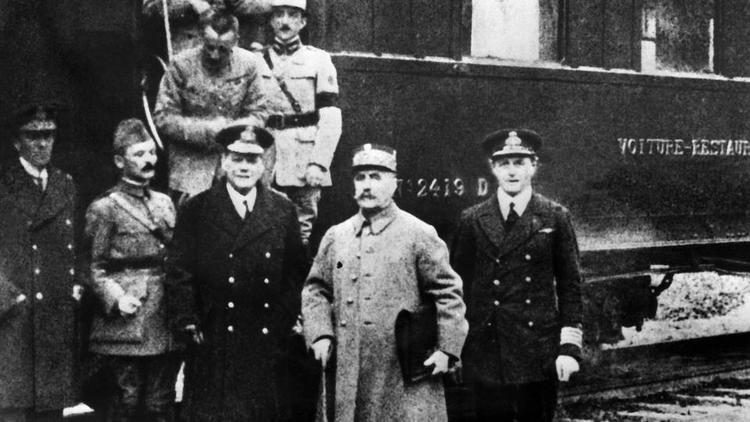 11 novembre : à ceux morts pour la France ! Le maréchal Foch (en gris), entourés des dignitaires alliés et allemands devant le wagon où vient d'être signée l'armistice de la Première guerre mondiale. ©STR / AFP