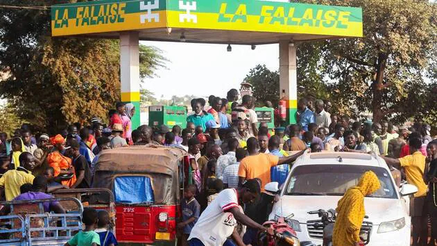 Le Mali en proie aux djihadistes Des personnes se rassemblent dans une station-service, alors que la pénurie de carburant causée par un blocus imposé début septembre par les djihadistes du JNIM se poursuit, à Bamako, au Mali, le 1er novembre 2025.