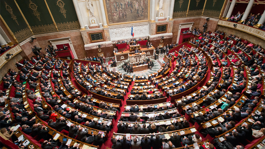 Benoît Larrouquis : un nouveau député plongé « dans l’œil de l’ouragan » à l’Assemblée nationale Séance dans l'hémicycle de l'Assemblée nationale