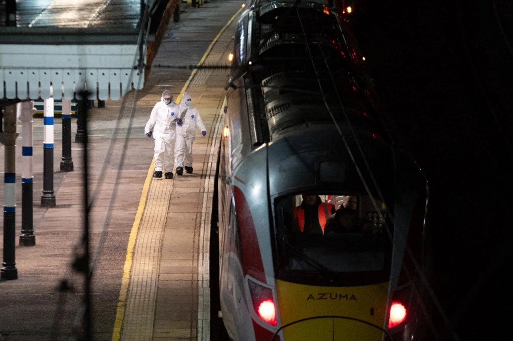 Attaque au couteau dans un train britannique : réactions des Français du Royaume-Uni Les services antiterroristes ont été saisis pour collaborer à l'enquête sur le drame, pour lequel deux personnes ont été arrêtées