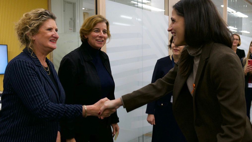 Visite de Mme la ministre Eléonore Caroit au siège de l'AEFE à St Ouen le 25 novembre 2025