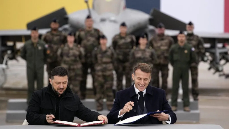 France – Ukraine : le contrat du siècle avec 100 Rafales Volodymyr Zelensky et Emmanuel Macron signant une "déclaration d'intention" en vue de l'achat futur d'avions Rafale.